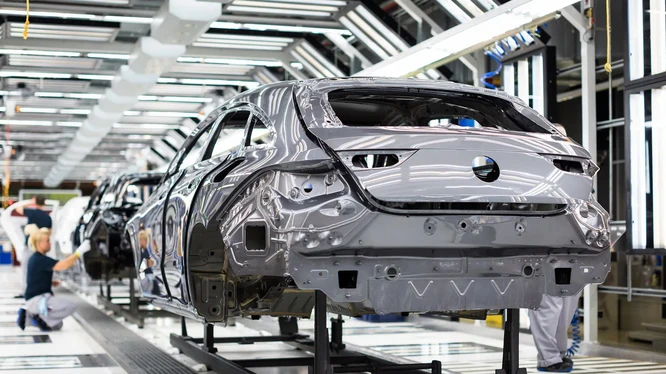 Mercedes và Audi chuẩn bị sản xuất trở lại ở châu Âu