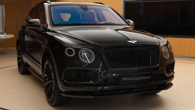 SUV nhanh nhất Thế giới: Bentley Bentayga Speed màu đen huyền bí
