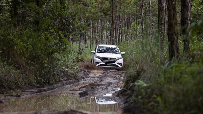 Toyota Rush nhập khẩu công bố giá bán mới