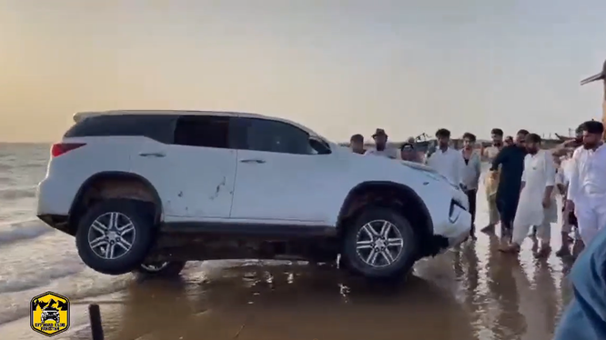 Biểu diễn drift tại bãi biển - Toyota Fortuner 'nằm nghiêng'