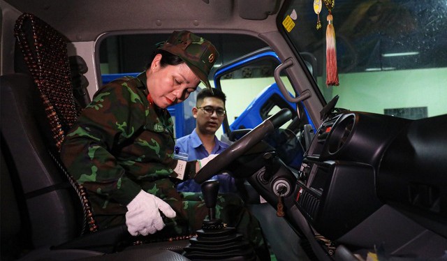 Lực lượng quân đội chính thức hỗ trợ đăng kiểm ô tô tại Hà Nội