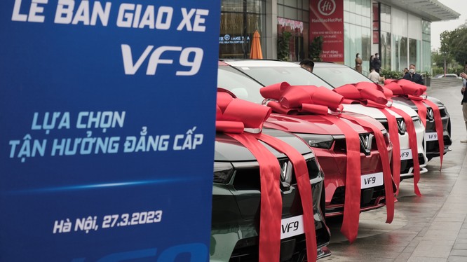 VinFast chính thức bàn giao VF9 đến tay khách hàng Việt Nam