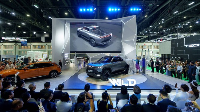 VinFast trưng bày dải sản phẩm với 8 mẫu ô tô điện tại triển lãm ô tô BIMS 2024.