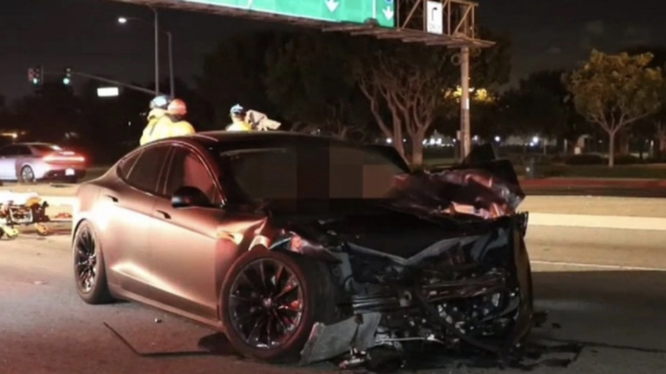 Tesla Model S tự lái đâm Honda Civic - 2 người chết. 