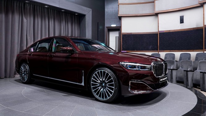 BMW 750Li 2020 hấp dẫn với màu đỏ hoàng gia Burgundy