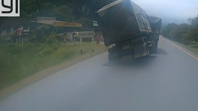 Xe máy sang đường không quan sát, tài xế container suýt gặp hoạ