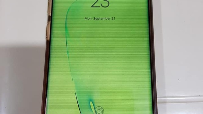 Galaxy Note 10 vừa hết bảo hành đã bị lỗi ám xanh màn hình 