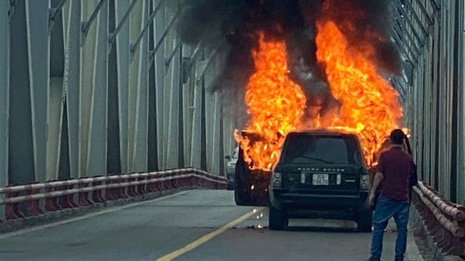 Range Rover bốc cháy ngùn ngụt trên cầu Chương Dương