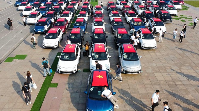 Kỷ lục Việt Nam: 100 xe ô tô điện VF e34 chinh phục địa đầu tổ quốc