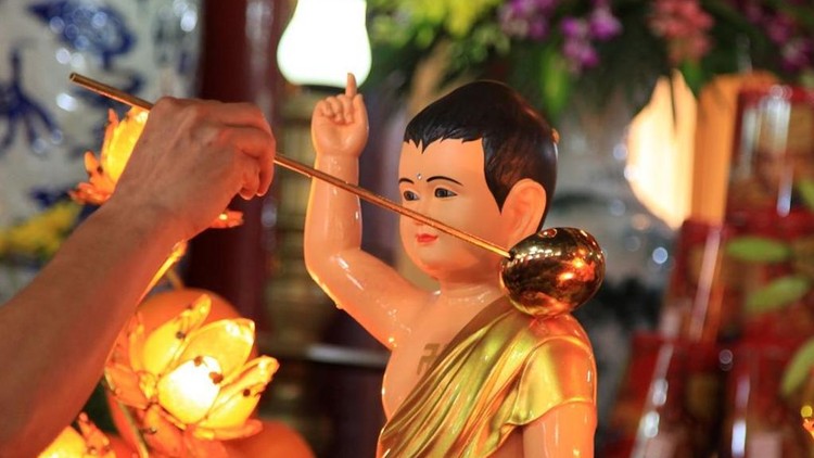 Khi đã tắm tượng Phật xong, hãy lấy một cái khăn mềm mại mà lau tượng cho sạch. Sau đó, hãy đốt các nén hương quý để hương thơm lan tỏa khắp quanh tượng. Khi xong, hãy an trí tượng về chỗ cũ.