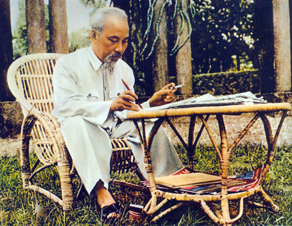 Bác làm việc trong vườn Phủ Chủ tịch, 1957. Long Hy (Sưu tầm)