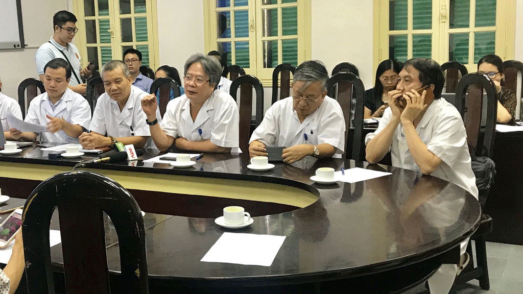 GS Trần Bình Giang (thứ ba, từ phải sang) chia sẻ về "Tuần lễ ghép tạng" với kỳ tích 15 bệnh nhân được cứu sống tại Bệnh viện hữu nghị Việt Đức, nhờ được ghép tạng trong 6 ngày