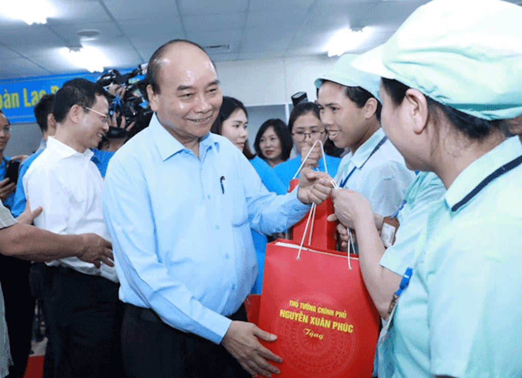 Thủ tướng tặng quả cho công nhân Công ty TNHH Foster Electric Bắc Ninh
