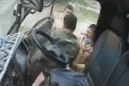 Ba CSGT ở Bắc Giang dùng gậy đập cửa xe rồi lấy tay đánh vào đầu và mặt nam tài xế. (Ảnh: Zing)