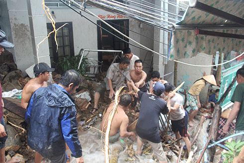 Người dân Tổ 2 Trường Sơn (phường Vĩnh Trường, TP. Nha Trang) khắc phục hậu quả vụ sạt lở đất ngày 18/11. Ảnh: Báo Khánh Hòa