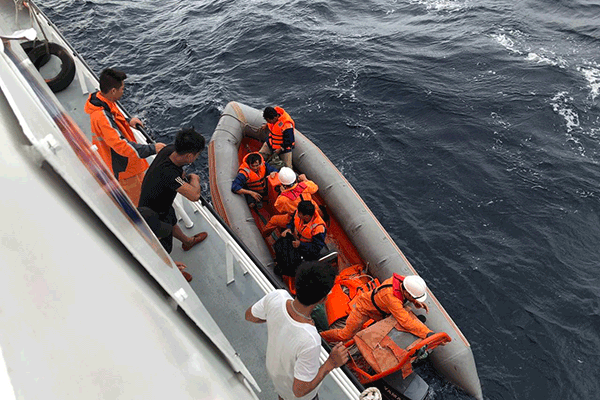 Công tác tìm kiếm các ngư dân mất tích hiện đang được tiến hành khẩn trương. Ảnh: VietNamNet