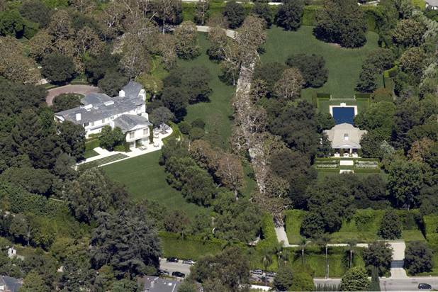 Nhà sáng lập Amazon chi tiền tấn mua biệt thự tại Beverly Hills