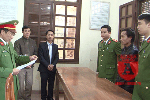 Cơ quan Cảnh sát điều tra Công an tỉnh Quảng Bình đọc lệnh bắt khẩn cấp đối tượng Nguyễn Mạnh Hùng về hành vi giết người.