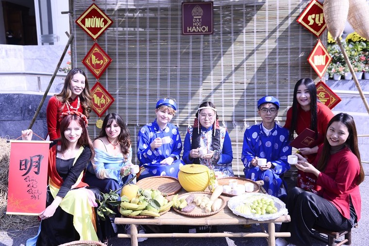 Sinh viên quốc tế thích thú trải nghiệm văn hóa Tết Việt ảnh 9