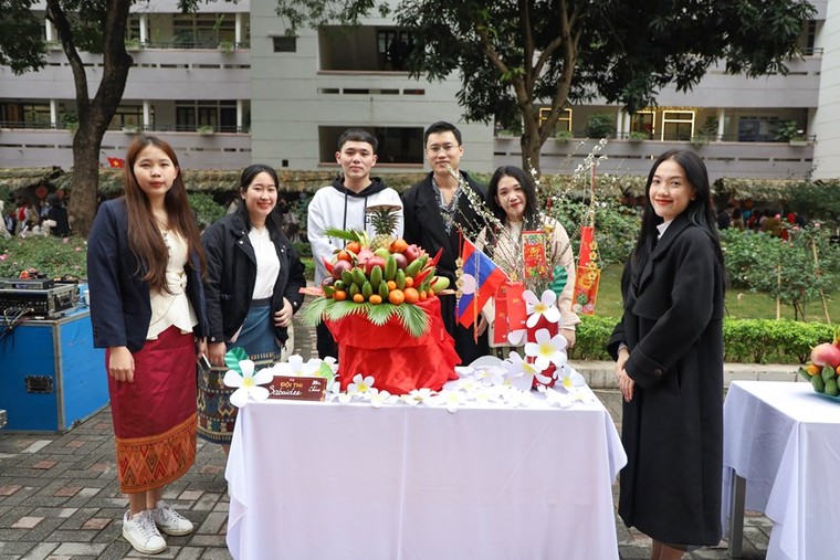 Sinh viên quốc tế thích thú trải nghiệm văn hóa Tết Việt ảnh 3