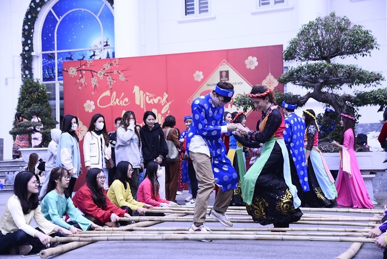 Sinh viên quốc tế thích thú trải nghiệm văn hóa Tết Việt ảnh 6