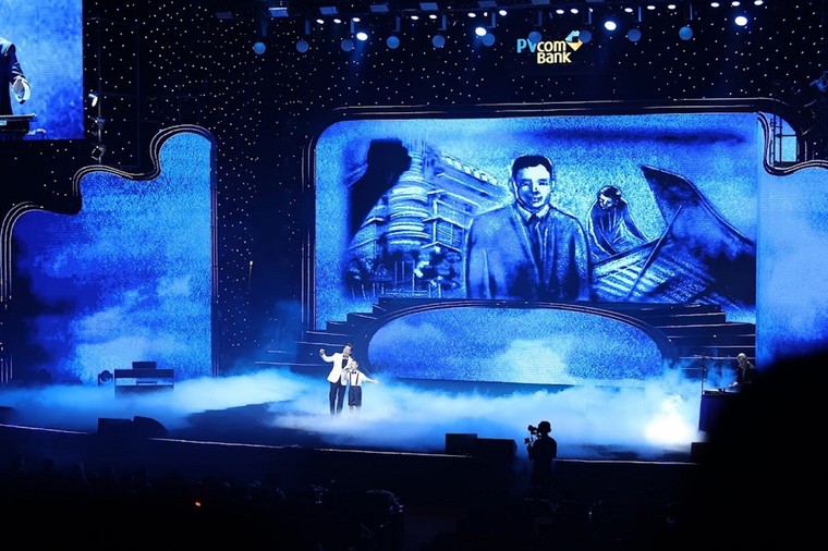 Dàn hợp xướng hơn 3.500 người trong PVcomBank Concert 'Hành trình vàng son' ảnh 1