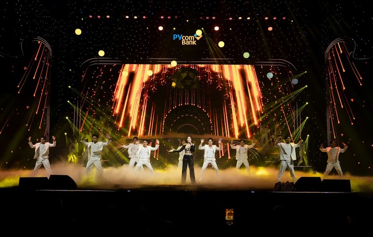 Dàn hợp xướng hơn 3.500 người trong PVcomBank Concert 'Hành trình vàng son' ảnh 4