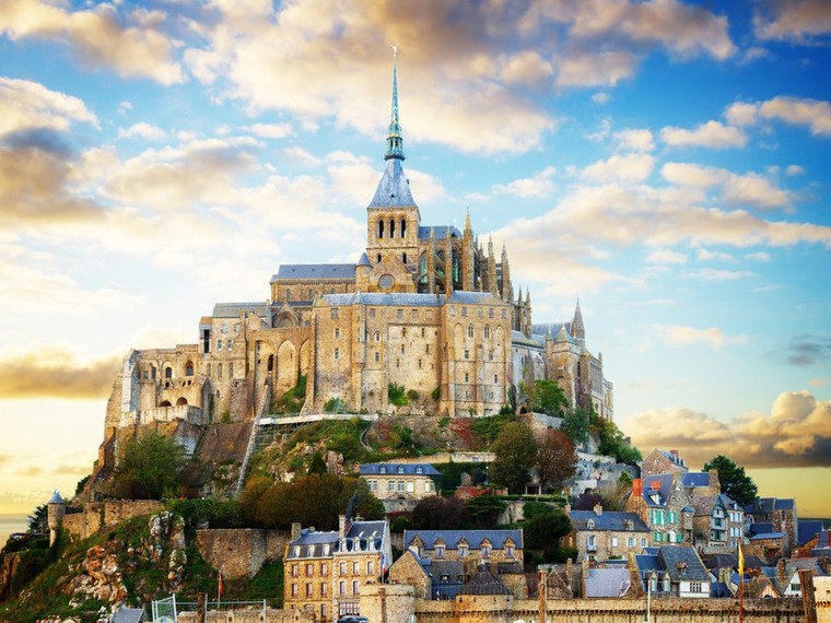 Công trình nào sau đây không thuộc thành phố Lyon?