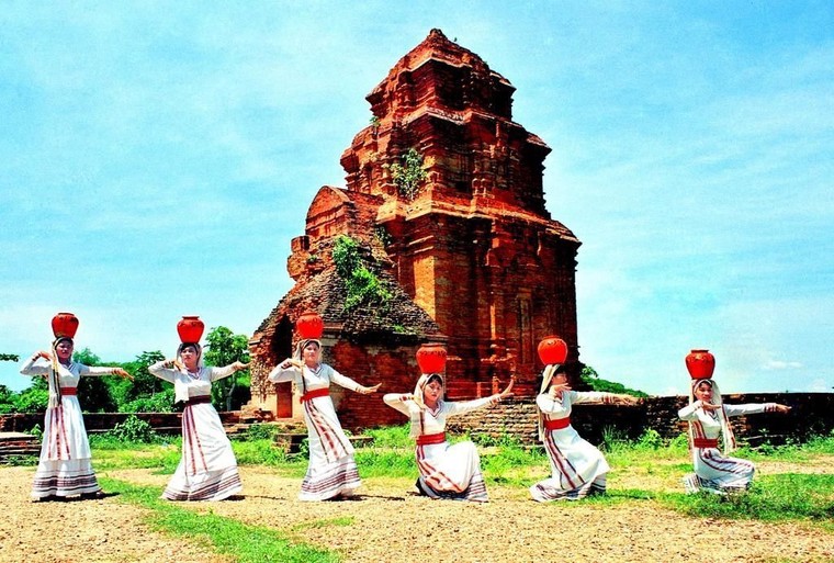 Khu vực Hàn Mặc Tử và Mộng Cầm từng ngắm trăng còn có di tích cổ kính nào được nhiều du khách tìm thăm khi đến Phan Thiết?
