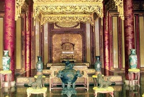 Chúa Chổm là biệt danh người đời dùng để gọi vị vua nào?
