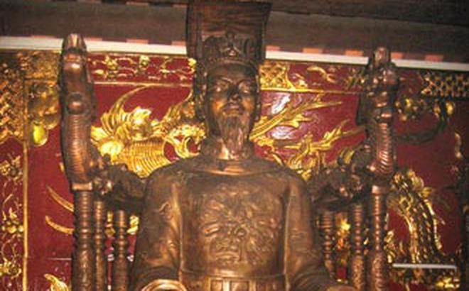 Bà là con gái của vị vua nào sau đây?