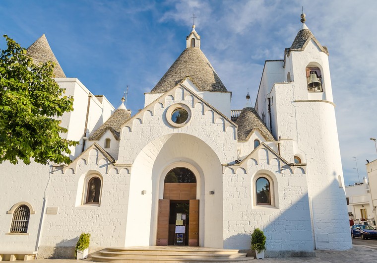 Nhà thờ duy nhất trên thế giới xây dựng theo kiến trúc đặc trưng tại Alberobello có tên là gì?