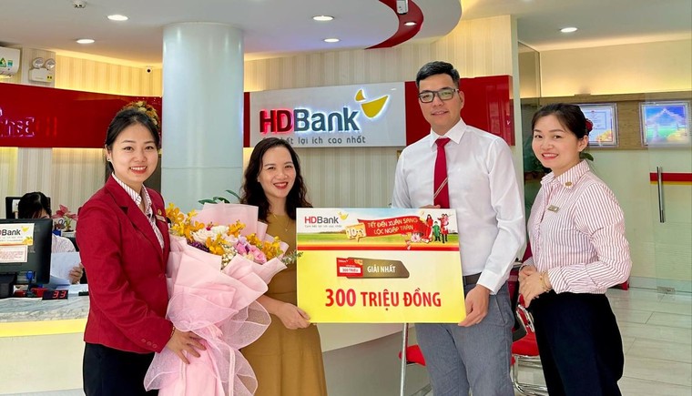 HDBank trao thưởng gần 2 tỷ đồng tận tay khách hàng gửi tiết kiệm. ảnh 2