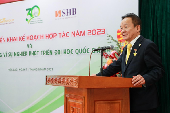 Doanh nhân Đỗ Quang Hiển nhận kỷ niệm chương vì sự nghiệp phát triển của ĐHQGHN ảnh 1