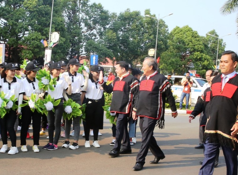 Hoa hậu H'Hen Niê khuấy động Lễ hội đường phố cà phê Buôn Ma Thuột ảnh 5
