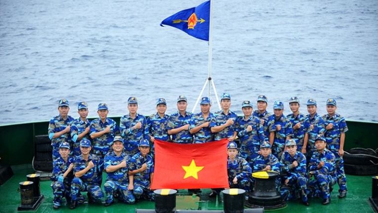 Khi hoạt động ngoài vùng biển Việt Nam, Cảnh sát biển Việt Nam có phải tuân thủ các điều ước quốc tế mà nước CHXHCN Việt Nam là thành viên và thỏa thuận quốc tế có liên quan tới chức năng, nhiệm vụ, quyền hạn của Cảnh sát biển Việt Nam không?