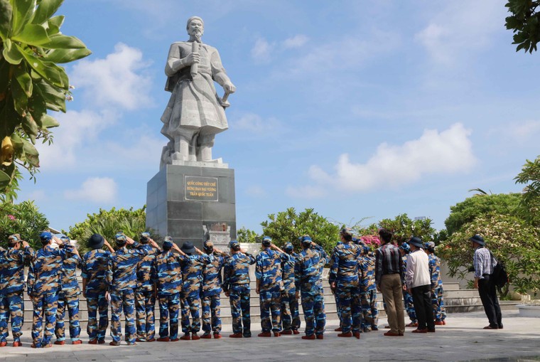 Khi thực hiện nhiệm vụ tuần tra, kiểm tra, kiểm soát cán bộ, chiến sĩ, phương tiện, tàu thuyền, máy bay Cảnh sát biển Việt Nam phải thể hiện dấu hiệu nhận biết không?
