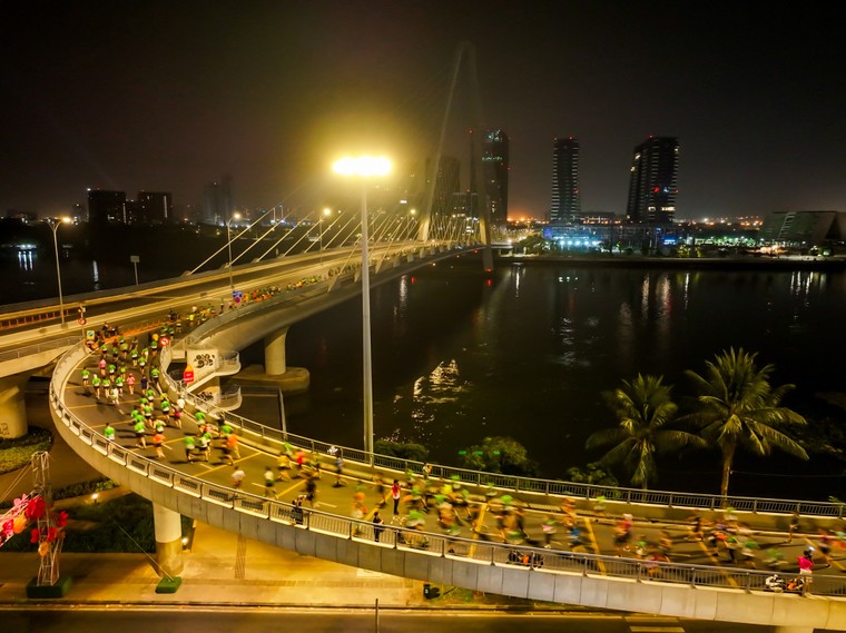 Những bóng hồng trên cung đường của VPBank VnExpress Marathon Ho Chi Minh City Midnight ảnh 9
