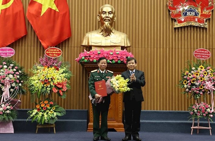 Viện trưởng Viện Kiểm sát nhân dân tối cao Lê Minh Trí trao quyết định và chúc mừng Thiếu tướng Tạ Quang Khải.