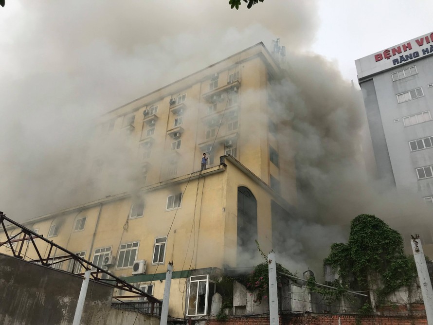 Hiện trường vụ cháy khu tổ hợp khách sạn và quán bar Avatar (TP. Vinh, tỉnh Nghệ An)