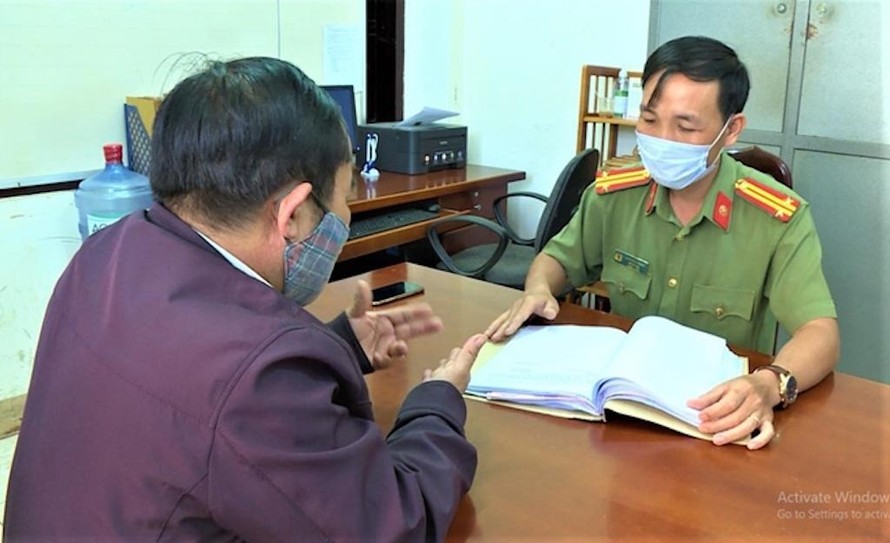 Cơ quan công an làm việc với ông Trần Văn Khương - Phó văn phòng đại diện Công ty Cổ phần Việt TN.