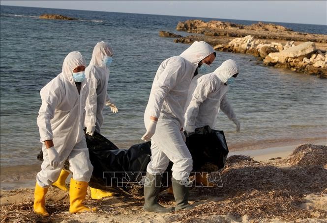 Nhân viên y tế chuyển thi thể người di cư tử vong do đuối nước tại vùng biển ngoài khơi Libya, ngày 25/11/2021. Ảnh tư liệu: AFP/TTXVN