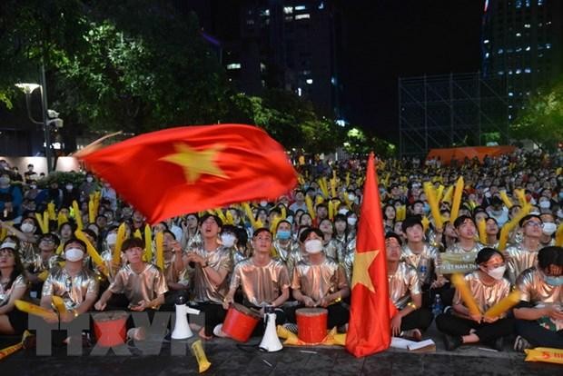 Đông đảo người hâm mộ cổ vũ cho đội tuyển U23 Việt Nam tại phố đi bộ Nguyễn Huệ, TP.HCM. (Ảnh: Mạnh Linh/TTXVN)