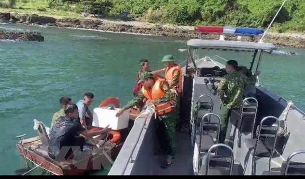 Ba ngư dân đã được lực lượng cán bộ, chiến sĩ Đồn Biên Phòng Thanh Lân cứu hộ thành công. (Ảnh: TTXVN phát) 