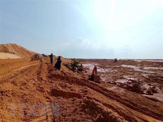 Lực lượng chức năng vẫn tích cực triển khai công tác tìm kiếm 2 nạn nhân còn lại vụ sạt lở tại mỏ titan tại Bình Thuận. (Ảnh: Nguyễn Thanh/TTXVN)