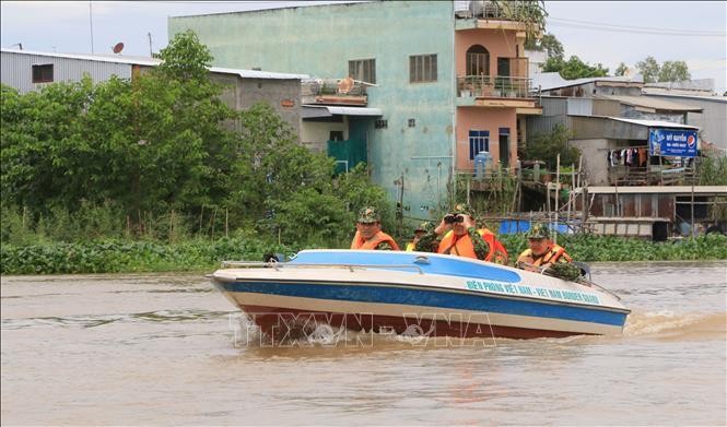 Tổ công tác của Đồn Biên phòng Cầu Muống (huyện Hồng Ngự) tuần tra trên sông Sở Thượng phòng, chống buôn lậu trong mùa lũ. (Ảnh: TTXVN) 