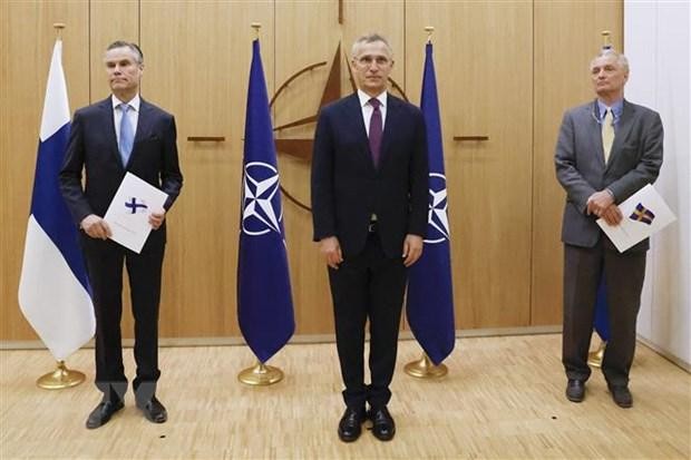 Tổng Thư ký Tổ chức Hiệp ước Bắc Đại Tây Dương (NATO) Jens Stoltenberg (giữa) tiếp nhận đơn xin gia nhập liên minh quân sự từ đại sứ Thụy Điển tại NATO Axel Wernhoff (phải) và đại sứ Phần Lan Klaus Korhonen ở Brussels (Bỉ), ngày 18/5. (Ảnh: AFP/TTXVN) 