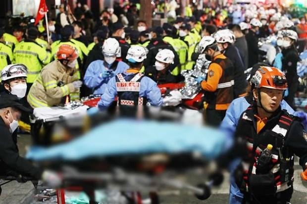 Lực lượng cứu hộ chuyển nạn nhân tại hiện trường vụ giẫm đạp ở Seoul (Hàn Quốc), ngày 30/10/2022. (Ảnh: THX/TTXVN)
