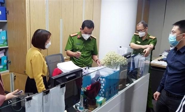 Lực lượng chức năng khám xét và thu giữ tài liệu tại trụ sở FLC hôm 29/3. (Ảnh: Phạm Kiên/TTXVN) 