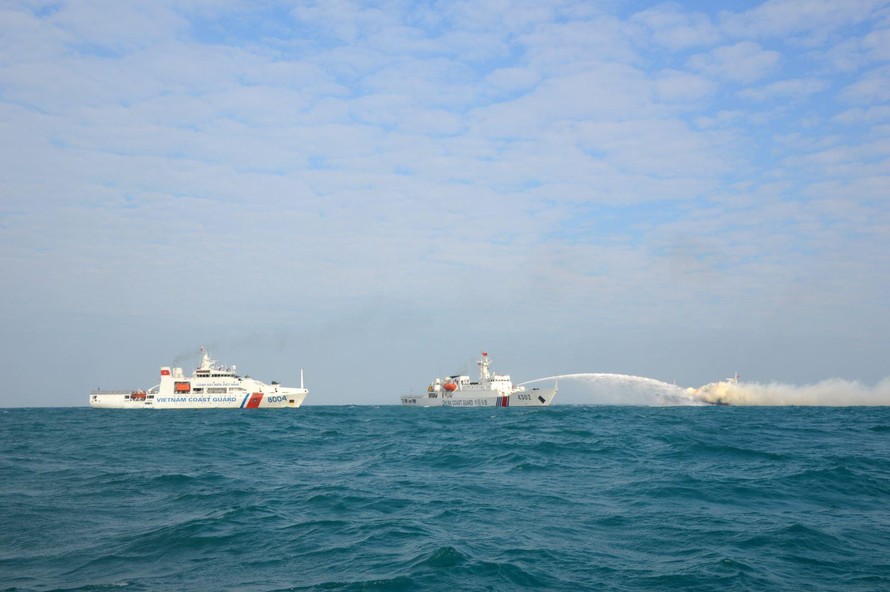 Lực lượng Cảnh sát biển hai nước luyện tập phương án chữa cháy tàu bị nạn. Ảnh: Mạnh Thường